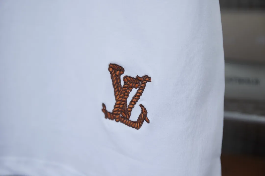 🅿️210 High quality LOUIS VUITTON/Louis Vuitton 25FW Autumn and Winter series Western denim cotton front and back embroidered short-sleeved T-shirt with twist embroidery brand logo letters on the hem, the dawn style of the 24FW fashion show. Complete with three standards, using high-weight pure cotton fabric! It feels very comfortable. The OS drop-shoulder version adopts imported Tajima machine embroidery technology. It is fashionable and personalized, and it is super versatile! The threaded neckline is not loose, the color is fixed at high temperature, and the through-shoulder strapping process is used. Unisex S M L XL
